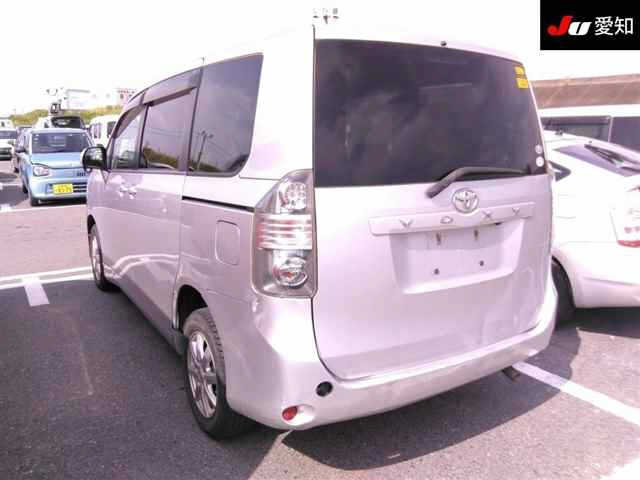 TOYOTA VOXY 2009