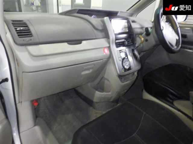 TOYOTA NOAH 2009