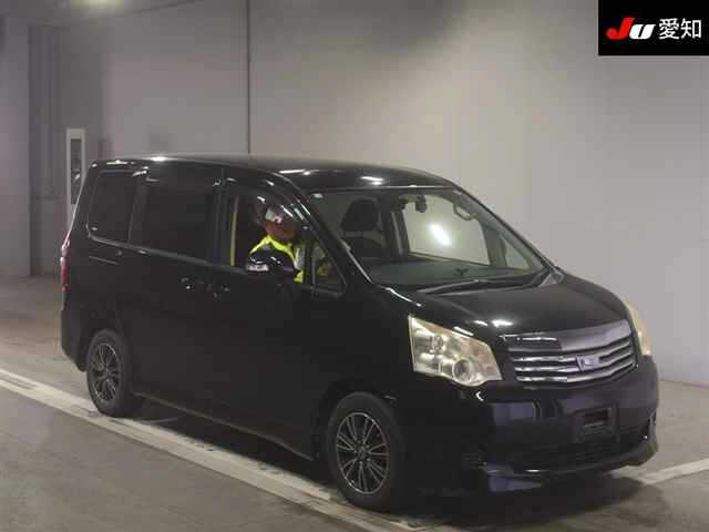 TOYOTA NOAH 2013
