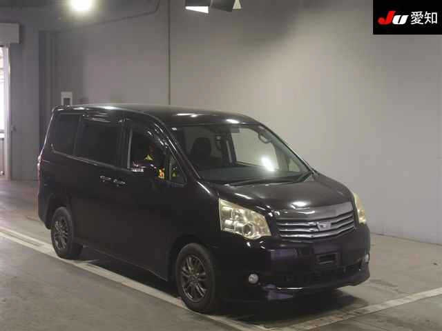 TOYOTA NOAH 2013