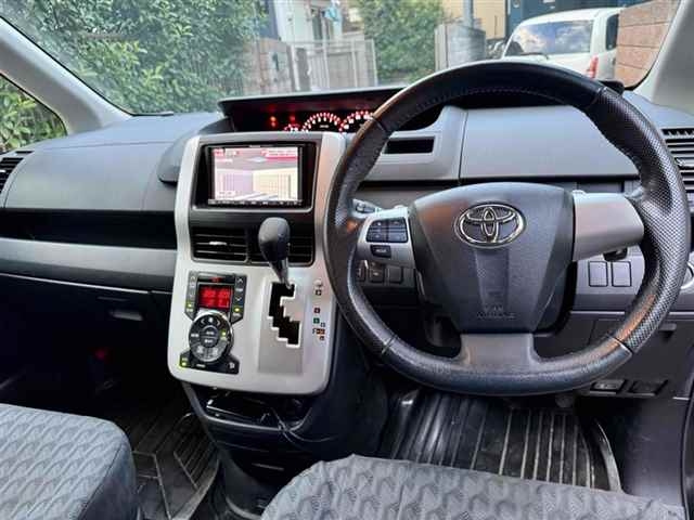 TOYOTA VOXY 2013