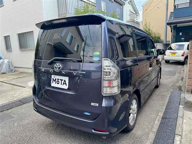 TOYOTA VOXY 2013