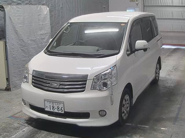 TOYOTA NOAH 2011