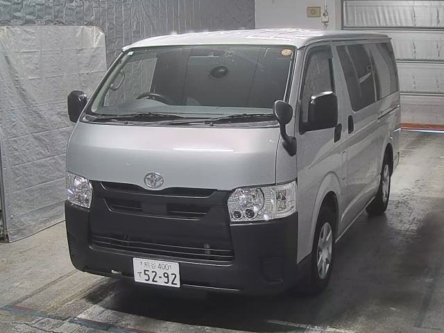TOYOTA HIACE VAN 2021