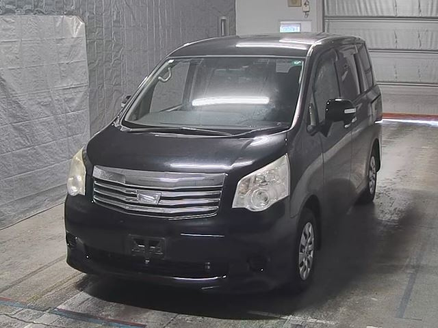 TOYOTA NOAH 2013