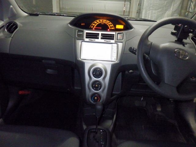 TOYOTA VITZ 2010