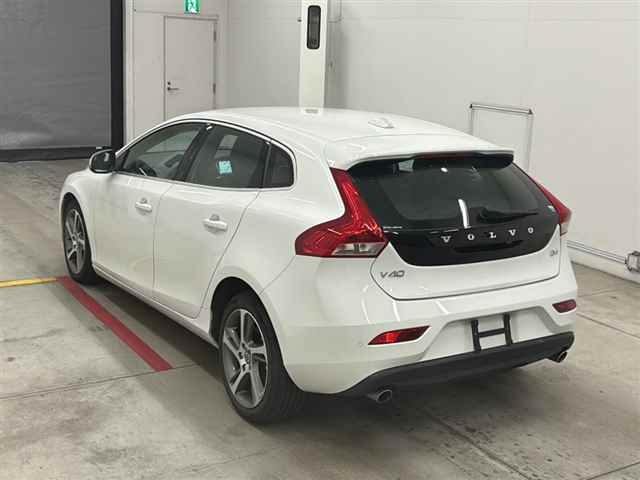 VOLVO V40 2016