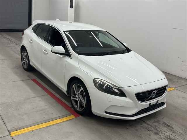 VOLVO V40 2016