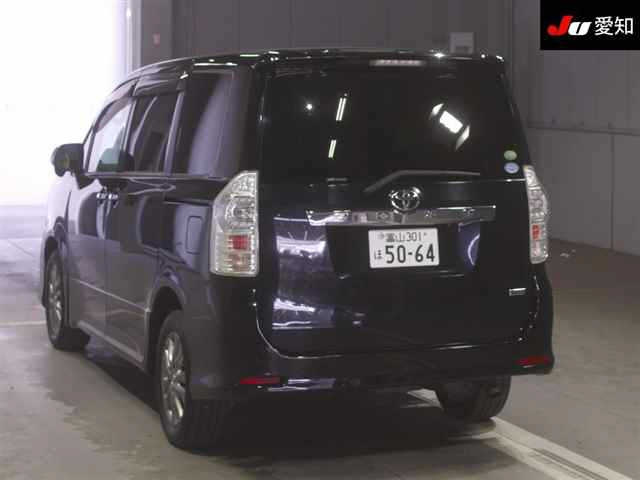 TOYOTA VOXY 2013