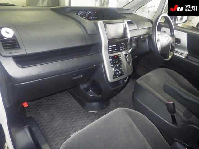 TOYOTA NOAH 2010