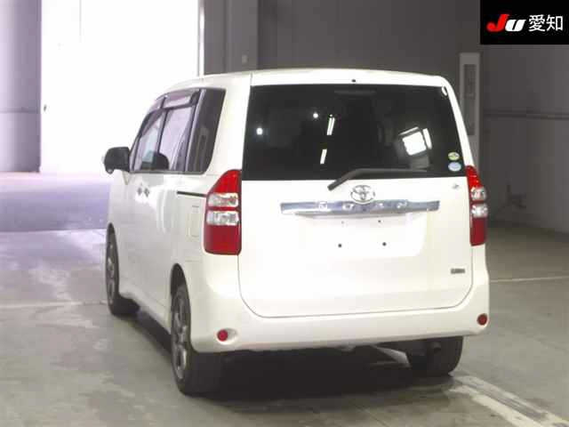TOYOTA NOAH 2010
