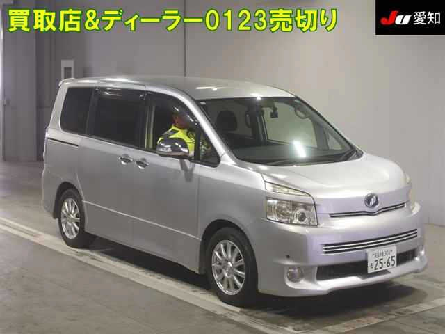 TOYOTA VOXY 2010