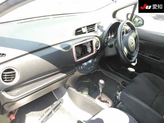 TOYOTA VITZ 2013