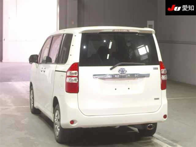 TOYOTA NOAH 2013