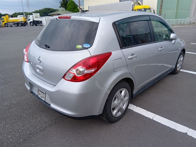 NISSAN TIIDA 2010