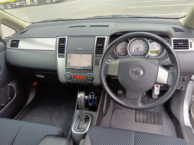 NISSAN TIIDA 2010