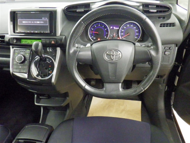 TOYOTA WISH 2013