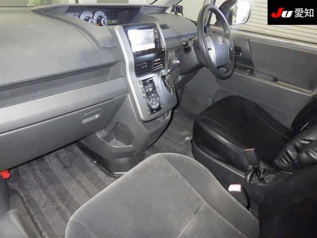 TOYOTA VOXY 2009