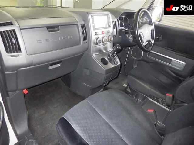 MITSUBISHI DELICA D5 2011
