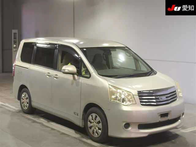 TOYOTA NOAH 2010