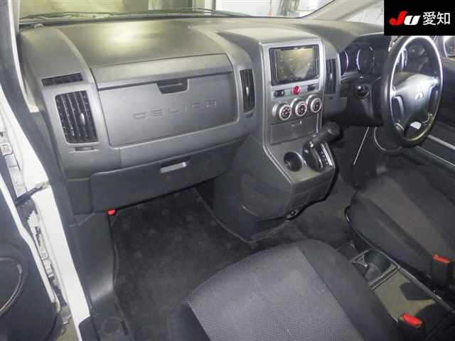 MITSUBISHI DELICA D5 2011