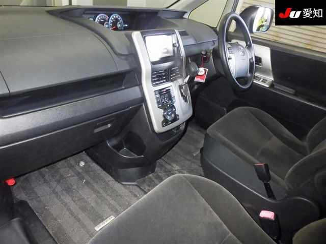 TOYOTA NOAH 2012