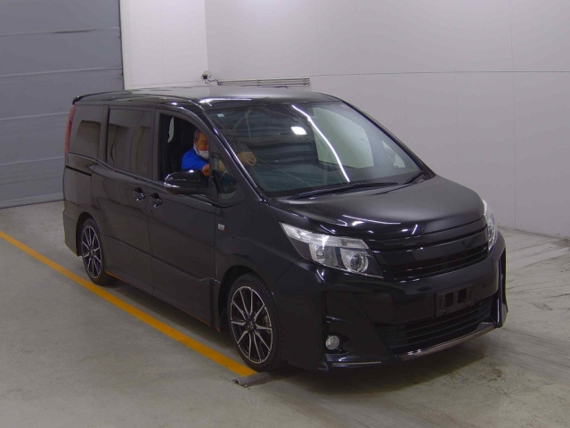 TOYOTA NOAH 2016