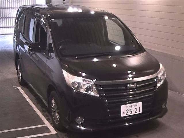 TOYOTA NOAH 2014