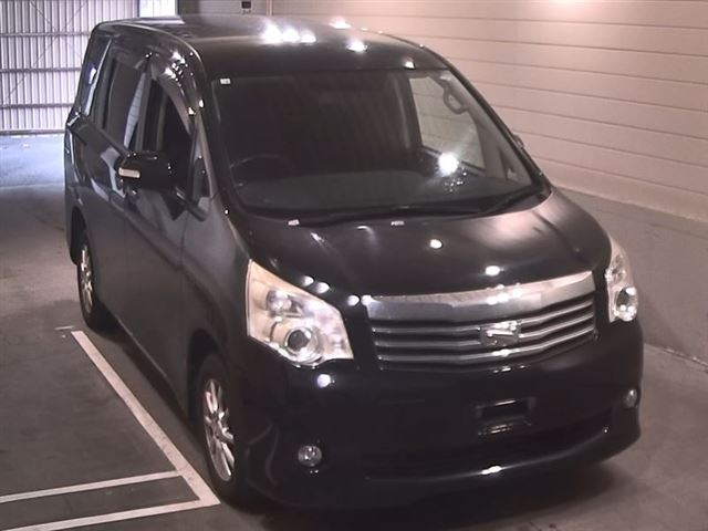 TOYOTA NOAH 2012