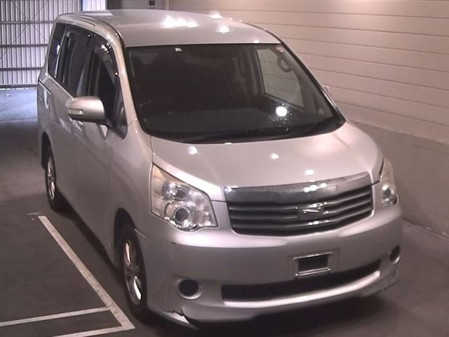 TOYOTA NOAH 2013