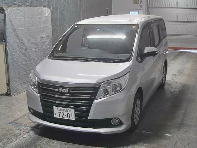 TOYOTA NOAH 2015