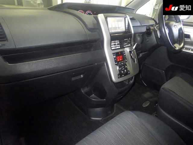 TOYOTA NOAH 2010