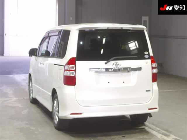 TOYOTA NOAH 2010