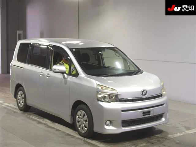 TOYOTA VOXY 2013