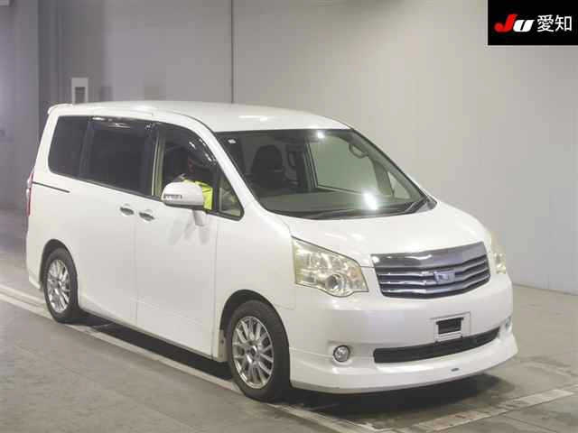 TOYOTA NOAH 2011
