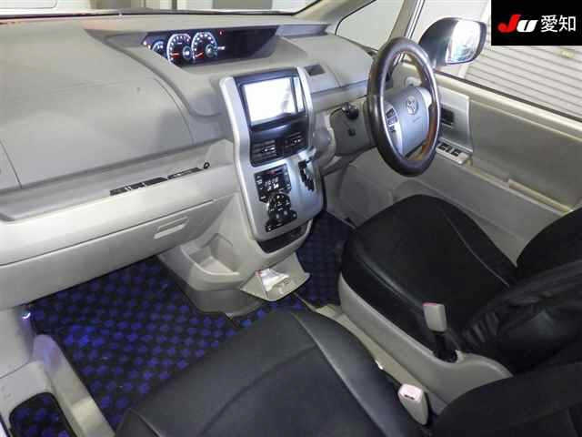 TOYOTA NOAH 2011