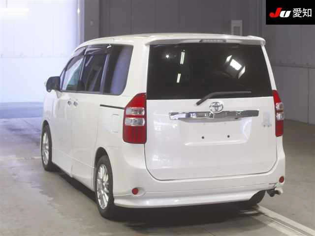 TOYOTA NOAH 2011