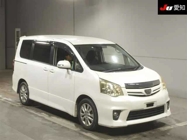 TOYOTA NOAH 2011
