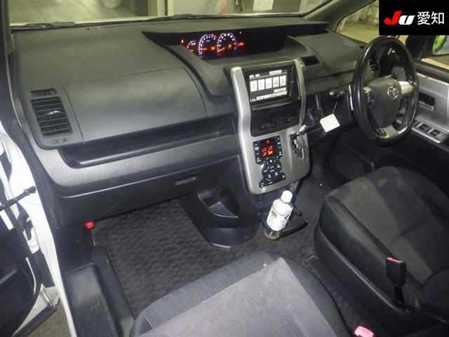TOYOTA NOAH 2011