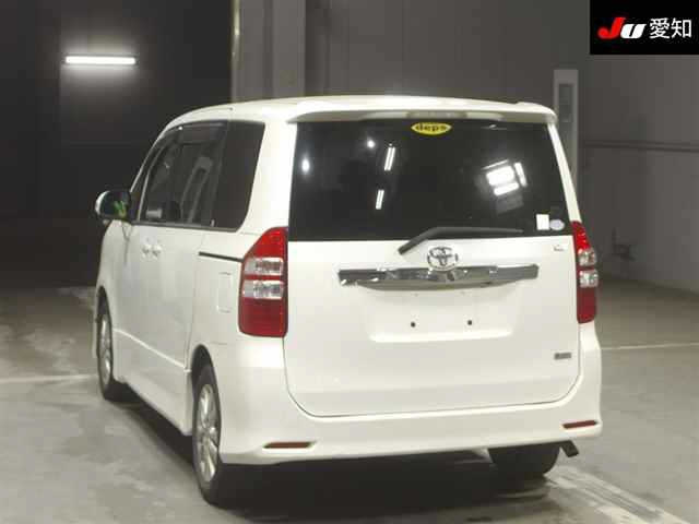 TOYOTA NOAH 2011
