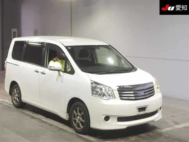 TOYOTA NOAH 2013