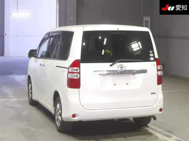 TOYOTA NOAH 2013