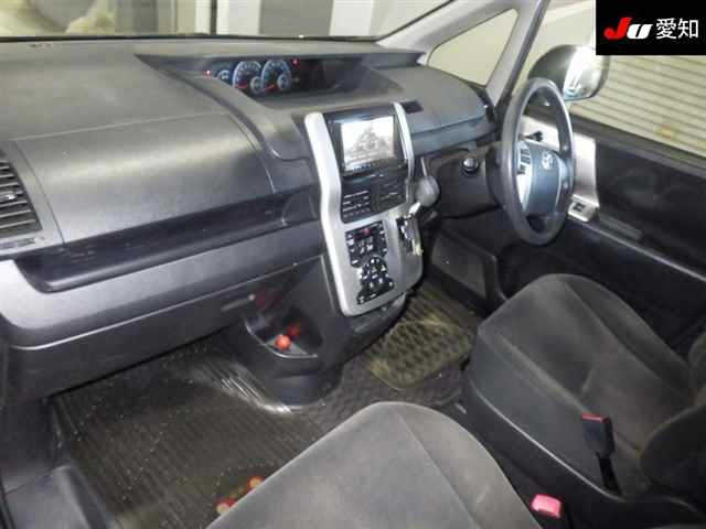 TOYOTA NOAH 2012