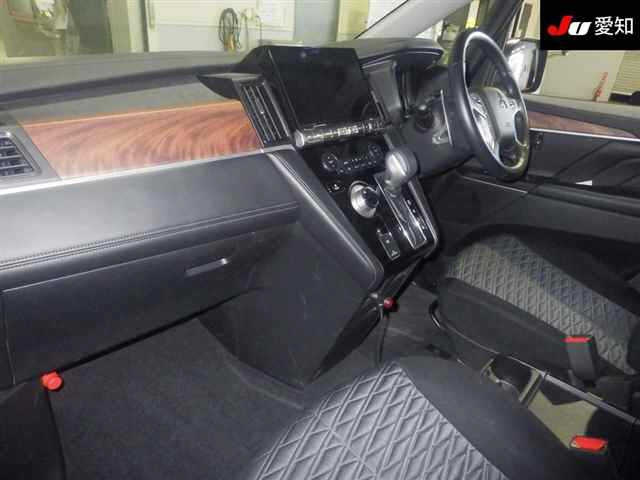 MITSUBISHI DELICA D5 2023