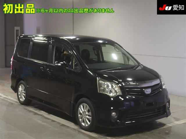 TOYOTA NOAH 2010