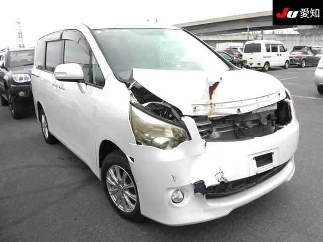 TOYOTA VOXY 2010