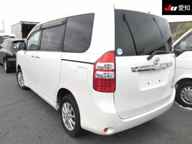 TOYOTA VOXY 2010