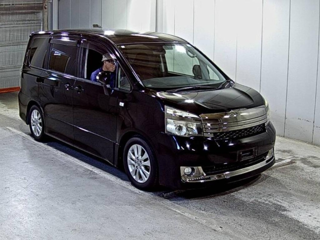 TOYOTA VOXY 2010