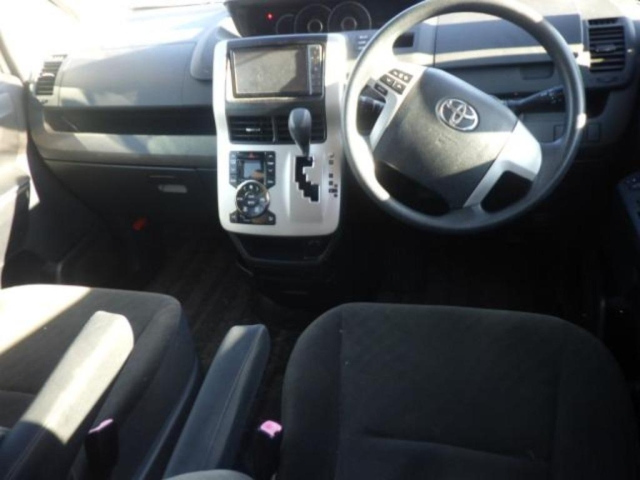 TOYOTA VOXY 2010