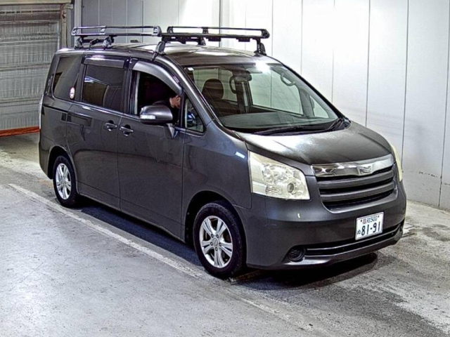 TOYOTA NOAH 2009
